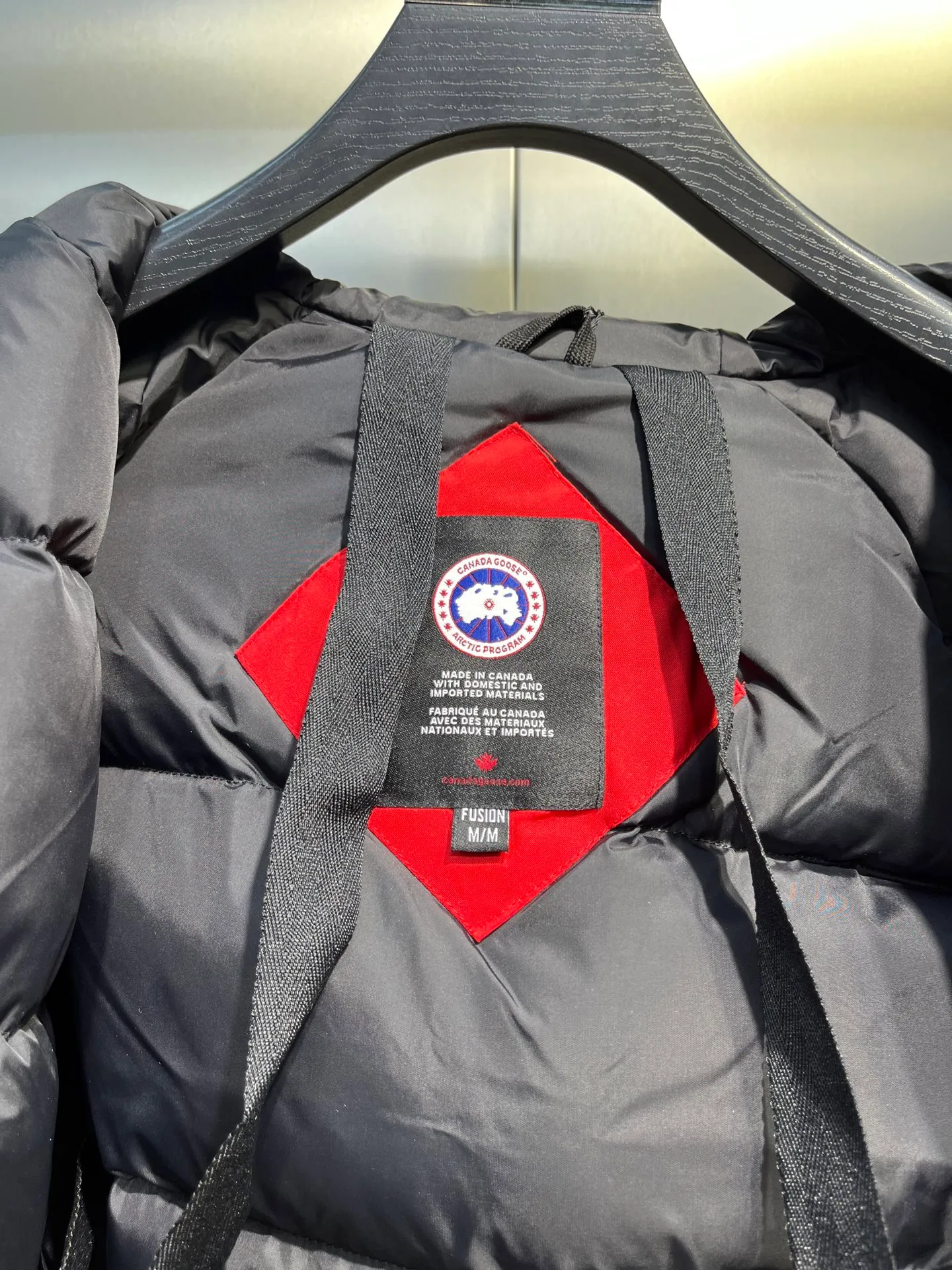 P780 CANADA GOOES 02 model Chilliwa bomber jacket 02 model, chosen by Arctic and Antarctic scientific expedition teams as their cold-proof equipment, the Rolls-Royce of down jackets. ➖ Industry-leading anti-counterfeiting chip sensing. ➖ Imported Behringer embroidery machines and customized embroidery labels, the highest level and industry leading. ➖ Imported Korean 21-count polyester-cotton blended original fabric, TC85 waterproof coated fabric, water-repellent, windproof and wear-resistant. ➖ The new national standard 80 white duck down is filled with an average of 520 grams of down. The amount of down filled is industry-leading. ➖ 100% nylon lon lining with double double-layer sealing design to prevent velvet running, seamless thread design on cuffs! ➖ Western Canadian Green Wolf Collar. ➖ Yoshida YKK provides original factory-customized electroplated sliders. YKK two-way lockable zippers are tight and smooth and do not peel off paint. ➖ 3M composite Velcro is durable and the accessories and hardware are all custom-made. Note: Our copywriting is only simple and clear. Instead of bragging about the copywriting, it is better to compare and understand with samples. Only for the purest, most focused, most professional, highest quality, and highest sex!  size：xs-xl